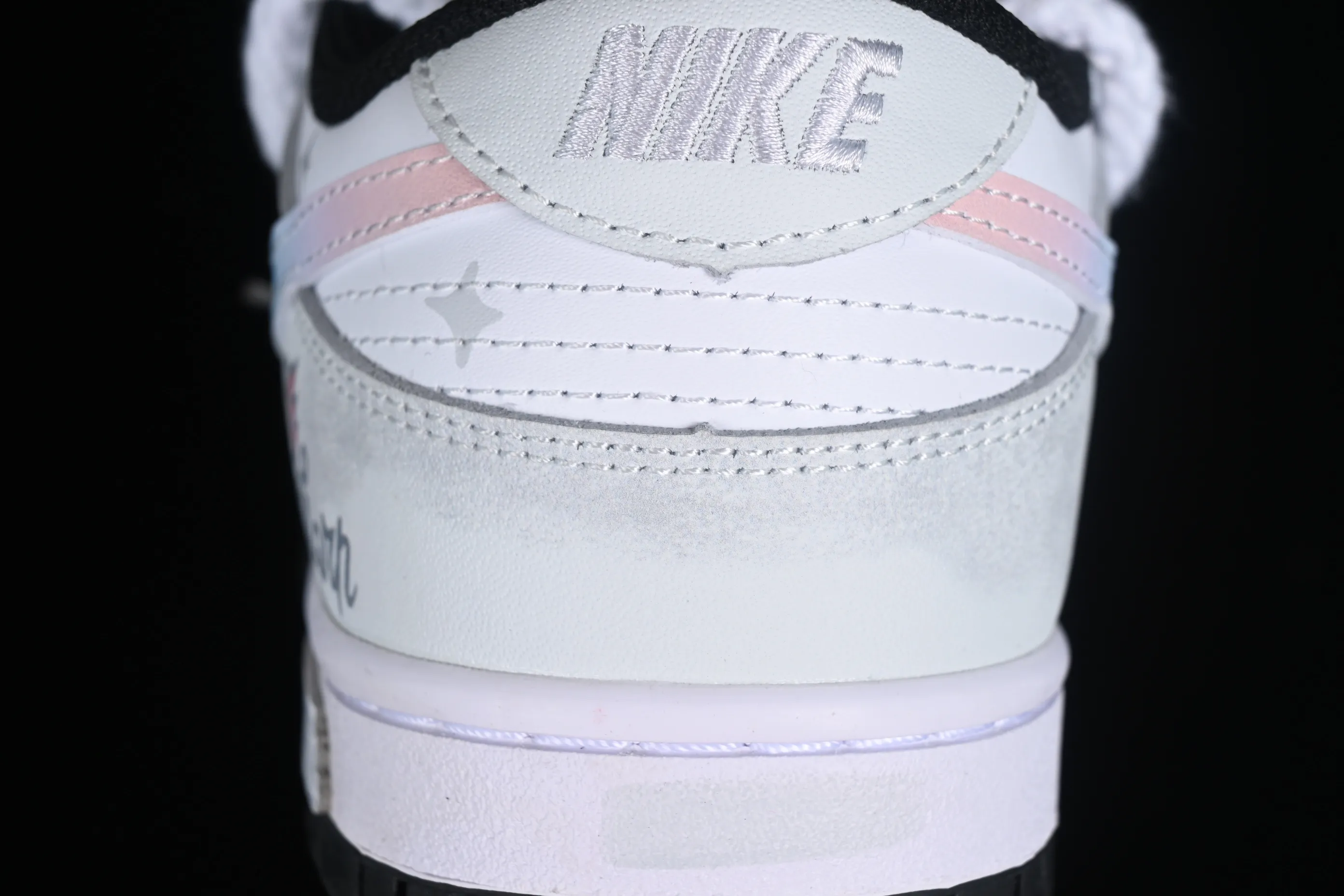 All Categories Nk SB Dunk Series Nk SB Dunk Low Low-top sneakers Nk Dunk Low Customized Da Vinci Xingli Flash Wing Simple black, white and gray SB strap low-top casual sneakers CW1590-100